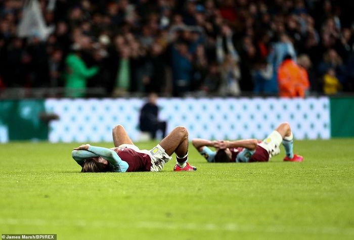 Sự thất vọng của các cầu thủ Aston Villa. Ảnh: Dailymail