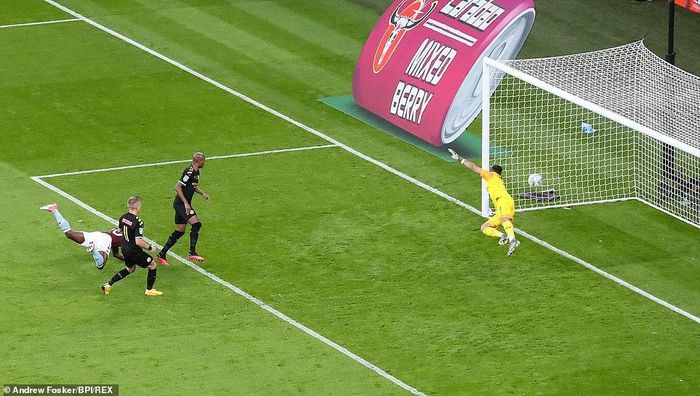 Samatta đánh đầu tung lưới Man City, rút ngắn tỷ số xuống còn 1-2. Ảnh: Dailymail