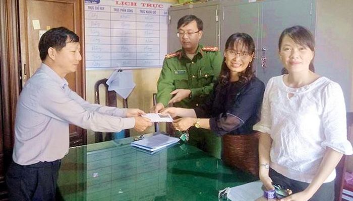 CAX Tịnh Ấn Tây trao lại tài sản cho người đánh rơi.