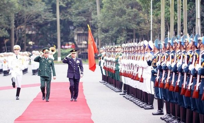  Thượng tướng Phan Văn Giang và Đại tướng Koji Yamazaki duyệt đội danh dự QĐND Việt Nam tại lễ đón (Ảnh:SGGP)