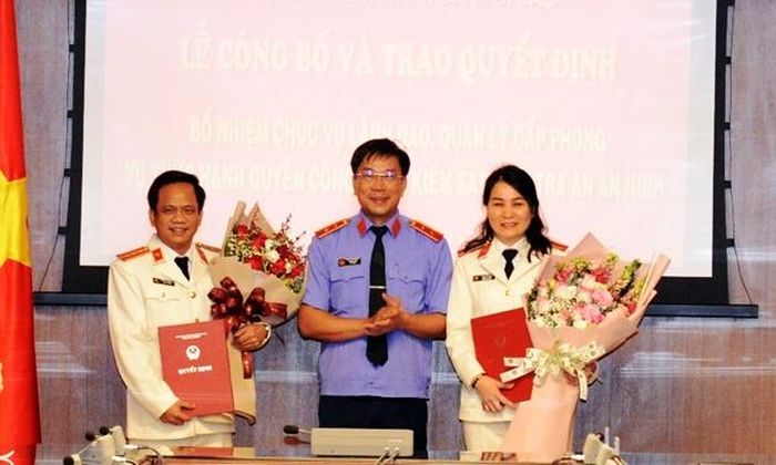 Đồng chí Lê Đức Xuân, Vụ trưởng Vụ 1 trao quyết định và tặng hoa chúc mừng 2 đồng chí được bổ nhiệm.