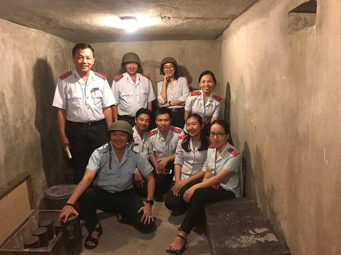 Các đơn vị, cơ quan tại TP Hồ Chí Minh đến tham quan, chụp ảnh tại căn hầm bí mật trong quán cà phê Biệt động Sài Gòn.