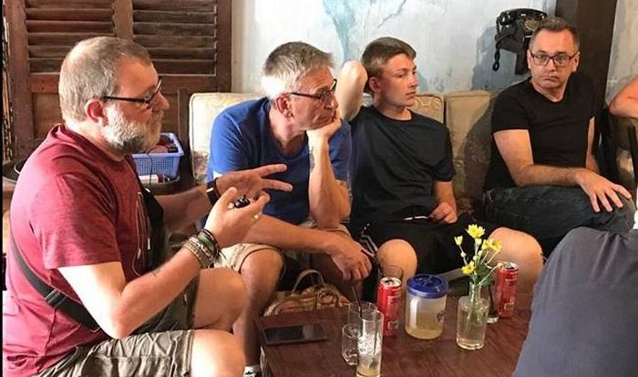 Các quán cà phê Biệt động thu hút du khách nước ngoài đến tham quan, tìm hiểu.