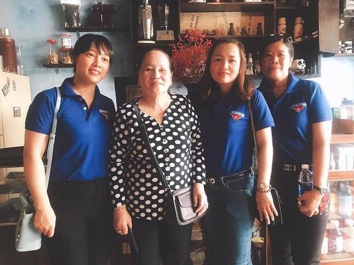 Đến quán cà phê Biệt động Sài Gòn, các bạn trẻ được giao lưu và chụp ảnh với những nhân vật lịch sử của Biệt động Sài Gòn năm xưa. Trong ảnh: Các bạn thanh niên giao lưu, chụp ảnh với vợ của chiến sĩ Biệt động Sài Gòn - Anh hùng lực lượng vũ trang nhân dân Trần Văn Lai (tức Năm Lai, Mai Hồng Quế, Năm U.SOM,…) .