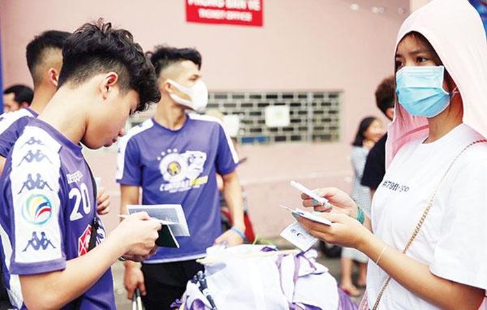 Để được vào sân trong trận Siêu cúp giữa TP.HCM và Hà Nội, mỗi cổ động viên phải trải qua một quy trình kiểm tra thông tin cá nhân và sức khỏe nghiêm ngặt