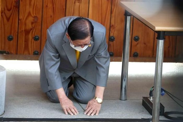 Ông Lee Man-hee quỳ gối cúi đầu xin lỗi. Ảnh: Getty