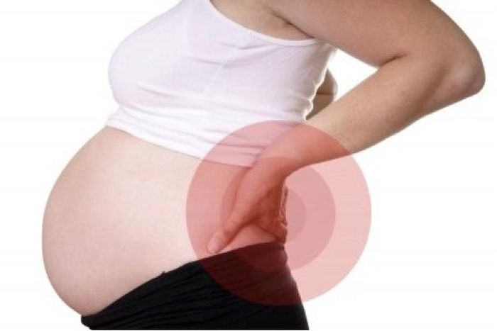 Đau lưng có thể nặng lên khi mang thai do tử cung phát triển.
