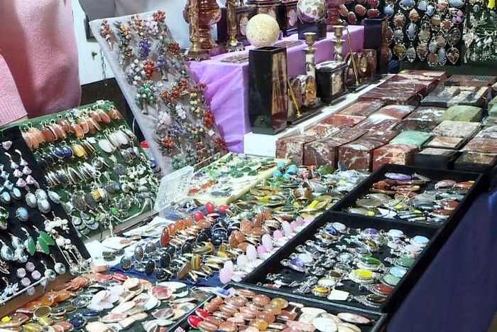 Các loại đá quý và sản phẩm từ đá được bày bán trong chợ.