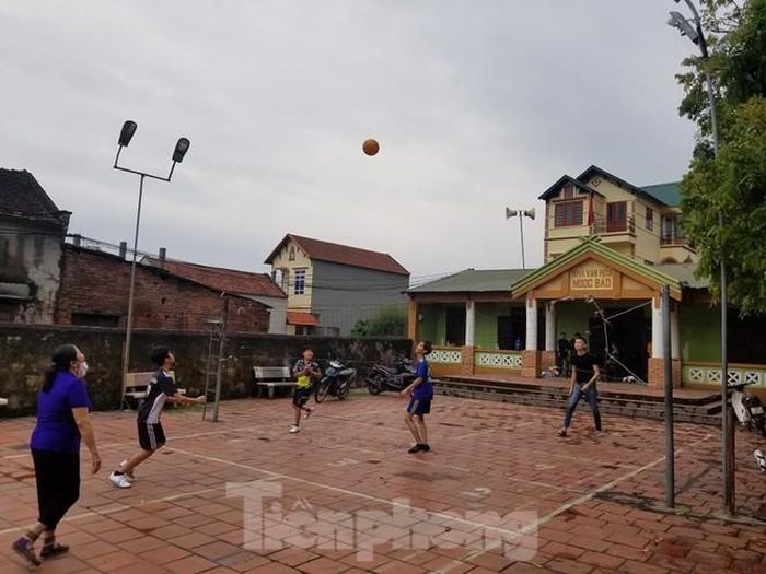 Người dân Sơn Lôi chơi thể thao chiều ngày 3/3