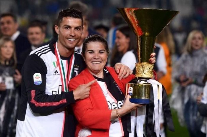 Ronaldo bên mẹ trong ngày gặt vinh quang cùng Juventus