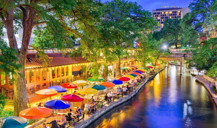 Phố đi bộ hai bên bờ sông trong trung tâm thành phố San Antonio.