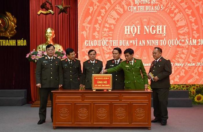 Đại diện các đơn vị Cụm Thi đua số 5 ủng hộ xây nhà tình nghĩa