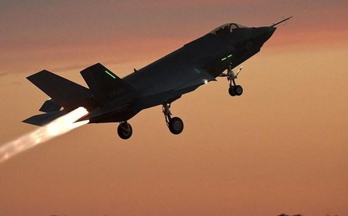  Ngoại trưởng Thổ Nhĩ Kỳ Mevlut Cavusoglu kêu gọi các đồng minh NATO hỗ trợ Ankara về phòng không và tình báo. 