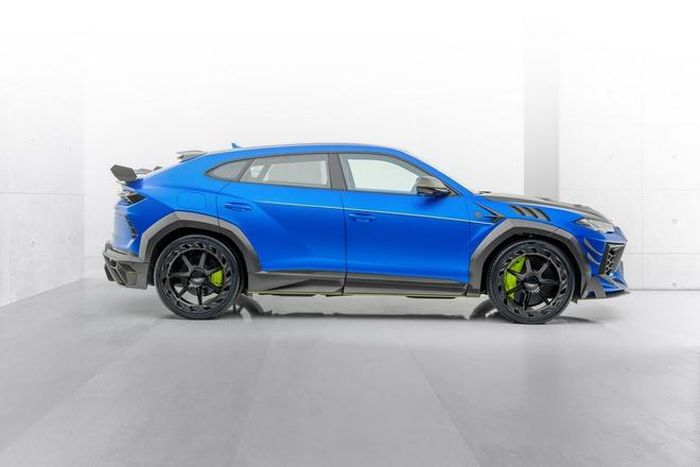  Mansory Venatus sử dụng hai kiểu bánh xe. La-zăng bên phải dạng chấu đơn, còn bên trái là dạng chấu kép. 