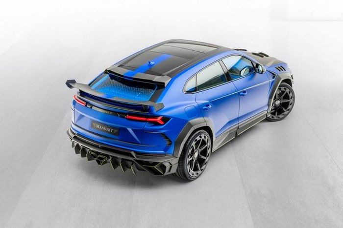  SUV cao cấp của hãng xe Italy được lắp bộ body kit thân rộng với hướng gió trước và sau tùy biến, cánh gió bên, khuếch tán, cánh gió, nắp capô, vòm bánh xe và nhiều chi tiết làm từ sợi carbon. 