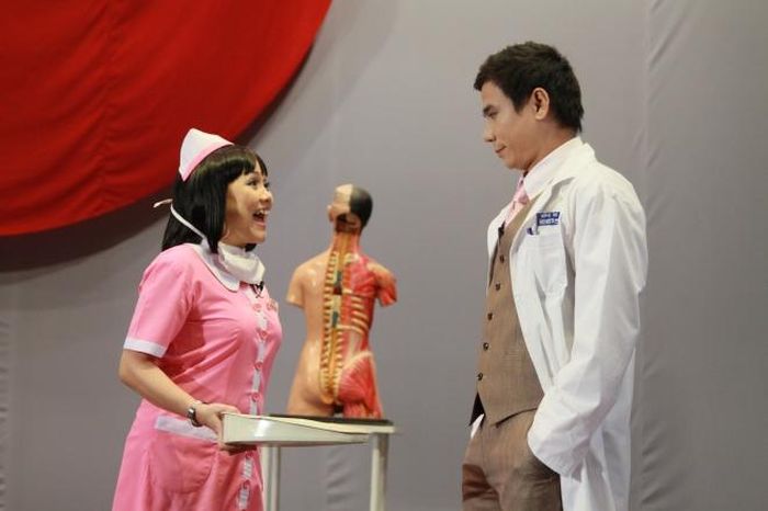 Ái Như vai cô y tá vui tính và Trí Quang vai bác sĩ Kobasi trong vở “Mùa đông cuối cùng”. Ảnh: H.K