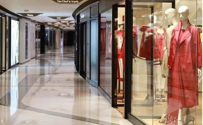  Một trung tâm mua sắm vắng vẻ ở Hong Kong trong những ngày dịch Covid-19 bùng nổ.