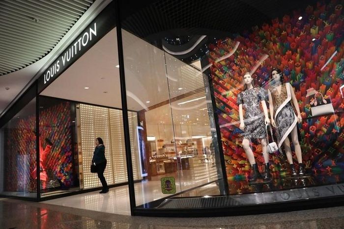 Cửa hàng bán lẻ xa xỉ Louis Vuitton ở Quảng trường Thời đại, Vịnh Causeway, sẽ đóng cửa sau khi chủ sở hữu Công ty Đầu tư Bất động sản Wharf (Wharf REIC) từ chối yêu cầu từ tập đoàn xa xỉ LVMH về việc cắt giảm tiền thuê do ảnh hưởng của biểu tình ở Hong Kong. Ảnh: Winson Wong