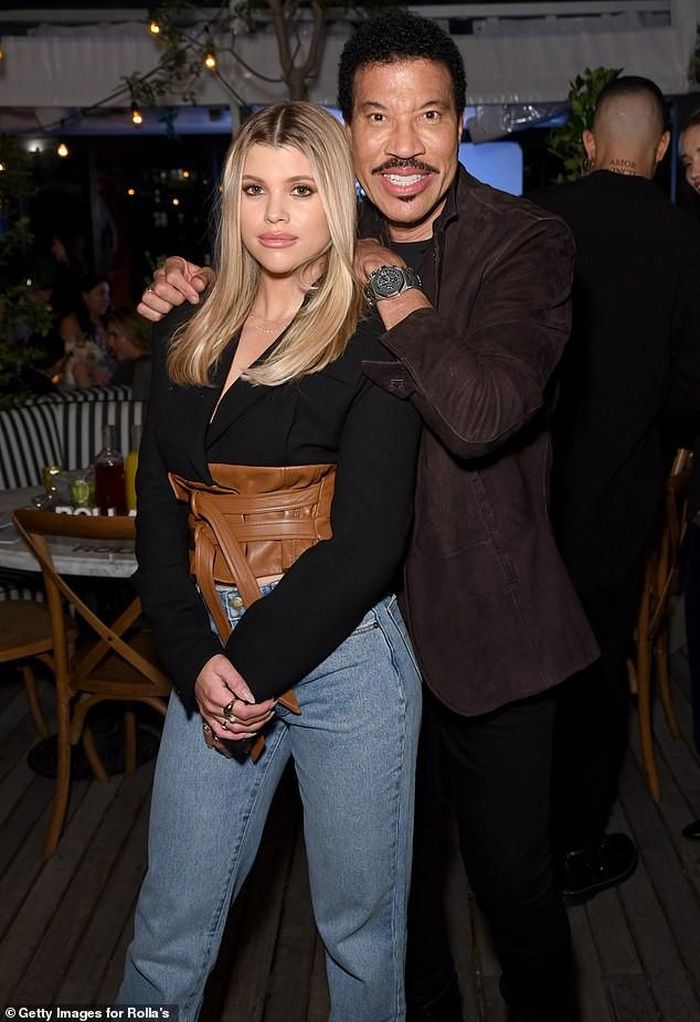 Cô là con gái nam danh ca nổi tiếng Lionel Richie lừng danh với bản hit Hello bất hủ.