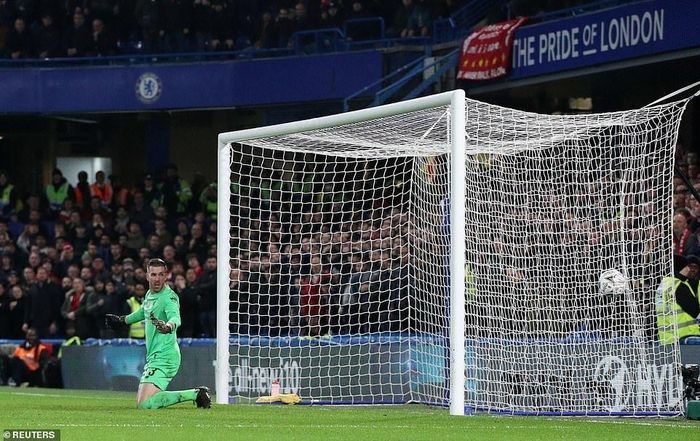 Thủ thành dự bị của Liverpool có pha bóng hết sức nghiệp dư