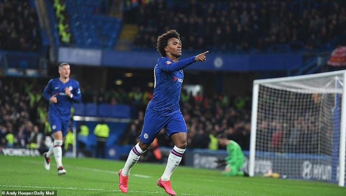 Willian ghi bàn từ sai lầm của thủ môn Adrian