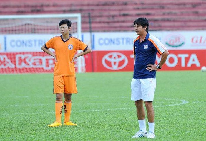 Hồng Phúc từng ra sân tập luyện với bố.