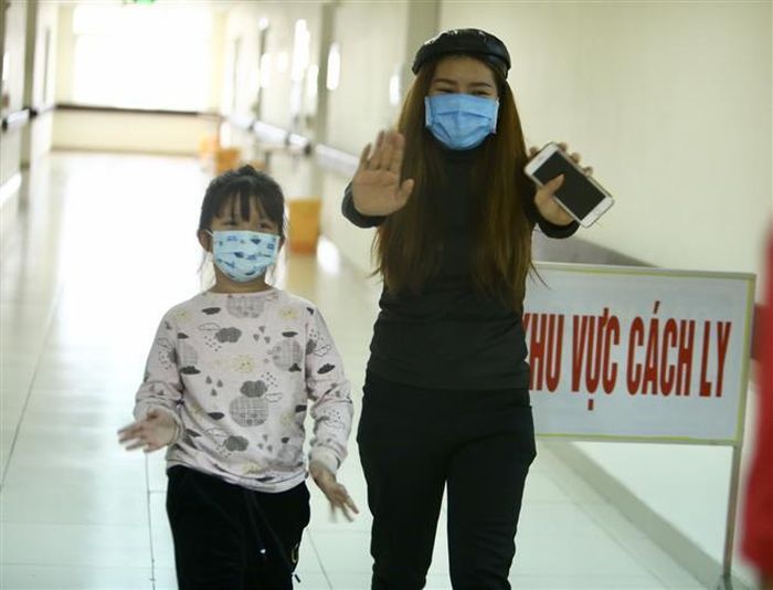 Niềm vui của mẹ con chị Ngô Thị Tính (Thanh Hóa), trở về từ Vũ Hán, khi kết thúc thời gian cách ly. Ảnh: Minh Quyết - TTXVN