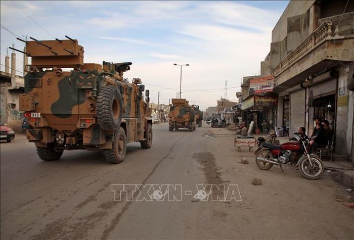 Xe quân sự Thổ Nhĩ Kỳ tiến về khu vực phía nam tỉnh Idlib, Syria, ngày 3/2/2020. Ảnh: AFP/TTXVN