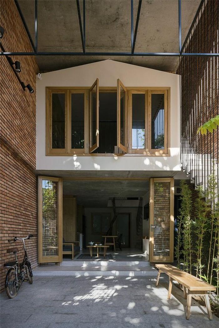  Khoảng sân trước dùng để đậu xe và là nơi diễn ra các hoạt động vui chơi của các thành viên trong nhà. 