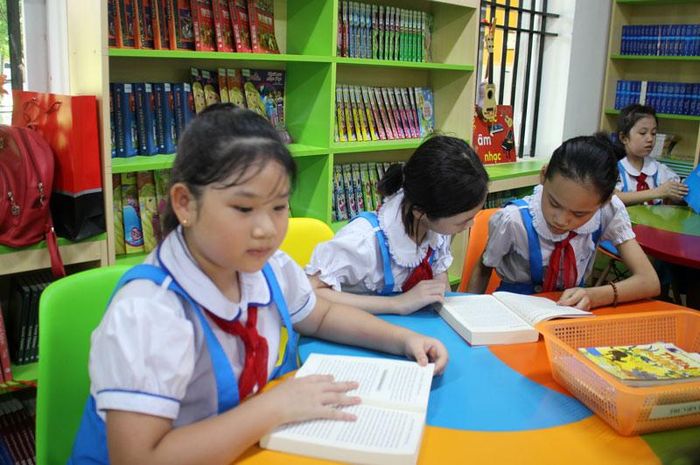 Học sinh Trường Tiểu học Tân Thành 1 (T.P Thái Nguyên) tham gia học tập tại thư viện thông minh, bổ trợ cho việc tiếp nhận kiến thức sách giáo khoa mới.