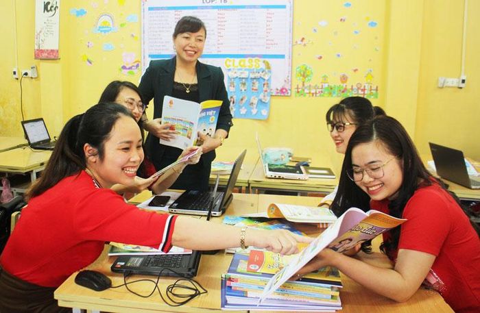 Hội đồng lựa chọn sách giáo khoa lớp 1 Trường Tiểu học Quang Trung (T.P Thái Nguyên) lấy ý kiến nhận xét của đội ngũ giáo viên cốt cán về các bộ sách giáo khoa mới.