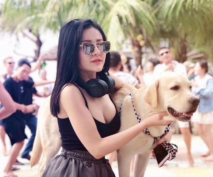 Ngân 98 tên thật là Võ Thị Ngọc Ngân, sinh năm 1998, nổi lên như một hiện tượng mạng xã hội nhờ. Cô gái 9X được gắn mác "gái hư" bởi những hình ảnh sexy, táo bạo và phát ngôn gây sốc trên mạng xã hội.