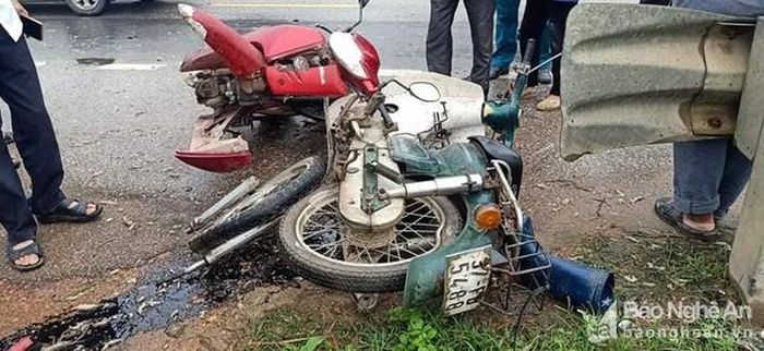 Hai xe máy bị hư hỏng nặng sau tai nạn. Ảnh: Đình Hà