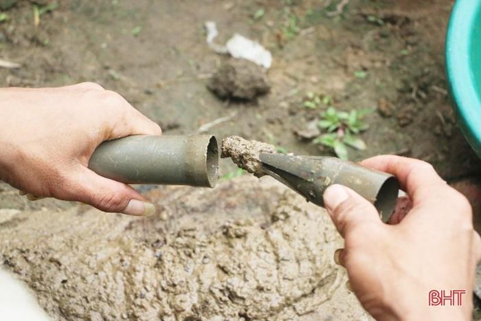 Nắm bắt được đặc tính của lươn thích ăn những loại mồi có mùi tanh, đặc biệt khoái khẩu với loài giun đất. Vì thế người dân đã bắt giun đất bằm nhỏ trộn lẫn với bùn non hoặc ốc bươu, tạo nên thứ mùi đặc trưng tanh nồng, loại mồi này chỉ cần phết nhẹ phía đuôi nắp, sau đó đậy vào miệng trúm rồi đem ra thả ngoài bờ ruộng hoặc mương nước.