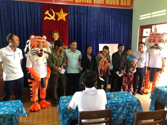 Ban lãnh đạo và ban huấn luyện CLB HAGL tặng số tiền 75 triệu đồng cho người nghèo ở xã La Băng, huyện Đắk Đoa. Ảnh: CLB HAGL