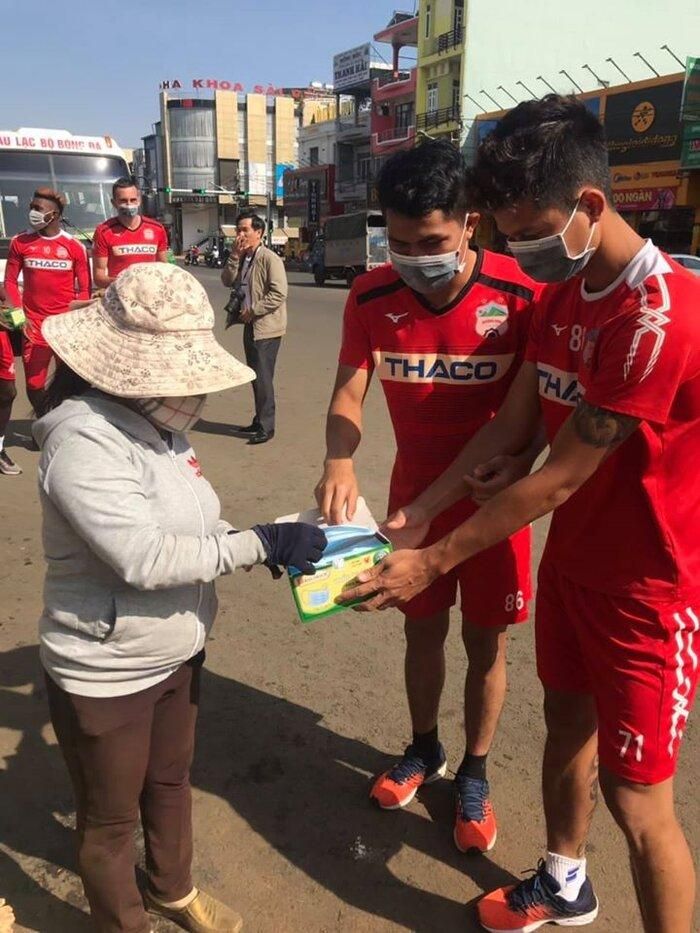 Các cầu thủ HAGL đi phát khẩu trang miễn phí cho người dân. Ảnh: CLB HAGL