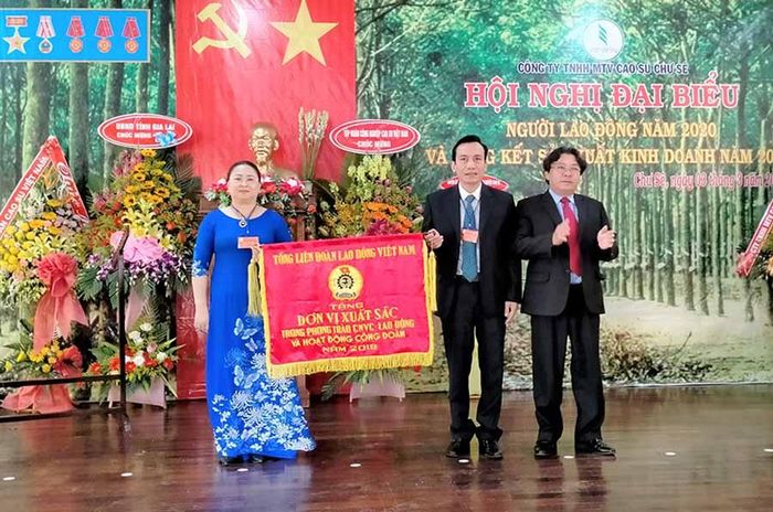 Ông Phan Mạnh Hùng-Chủ tịch Công đoàn Cao su Việt Nam (bìa phải) tặng Cờ thi đua xuất sắc của Tổng Liên đoàn Lao động Việt Nam cho Công đoàn Công ty Cao su Chư Sê. Ảnh: Đinh Yến