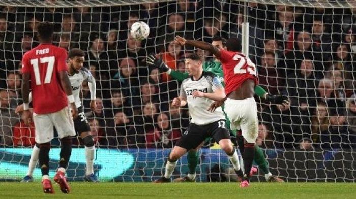 Ighalo lập cú đúp trong chiến thắng 3-0 trước Derby County. 