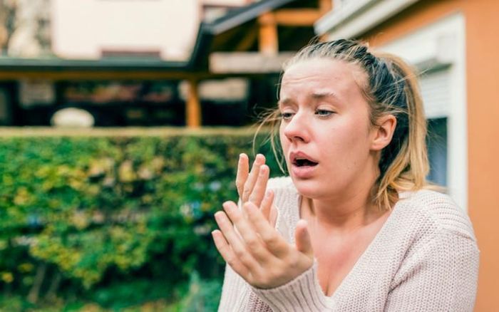 Nhịn hắt hơi: Thói quen nhịn hắt hơi có thể làm cho các mạch máu trong mắt, mũi, màng nhĩ co bóp mạnh gây vỡ mạch.