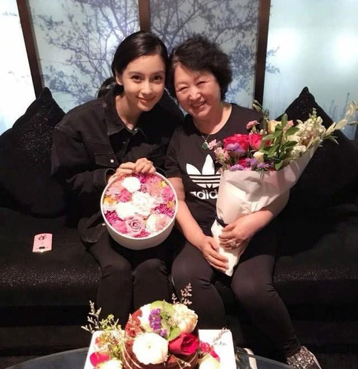 Angelababy có mối quan hệ rất tốt với bố mẹ chồng.