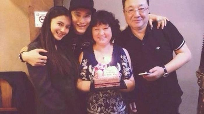 Vợ chồng Huỳnh Hiểu Minh - Angelababy chụp hình cùng bố mẹ ruột của tài tử. 