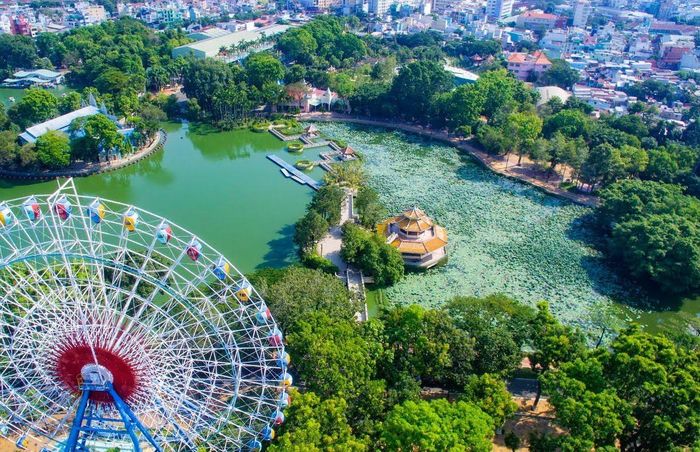 Công viên văn hóa Đầm Sen