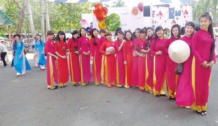 Nữ du khách tại Đầm Sen