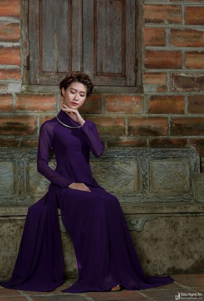 Áo dài giờ đây không chỉ là biểu tượng cho hình ảnh con người Việt Nam mà còn chứa đựng cả linh hồn dân tộc. Ngày nay, xã hội phát triển và có sự giao lưu mạnh mẽ giữa các miền văn hóa khác nhau, chiếc áo dài nữ lại tiếp tục biến đổi. Vẫn giữ nguyên kiểu dáng, cấu trúc của chiếc áo dài truyền thống nhưng có sự thay đổi về chất liệu và kỹ thuật may để phù hợp hơn với cuộc sống hiện đại. Ảnh: Thành Vinh