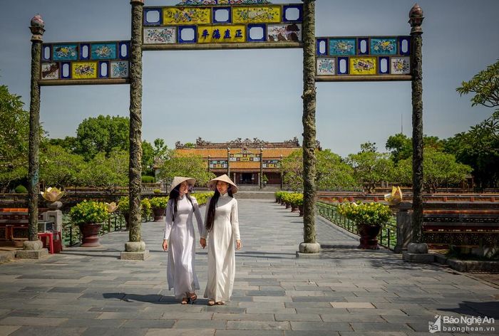 Áo dài là trang phục truyền, tôn vinh vẻ kín đáo, dịu dàng làm toát lên nét duyên dáng, thanh lịch của người con gái Việt. Ảnh: Thành Vinh
