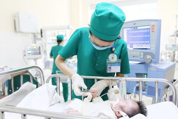 Điều dưỡng Nguyễn Thị Hoài Phương chăm sóc trẻ tại bệnh viện
