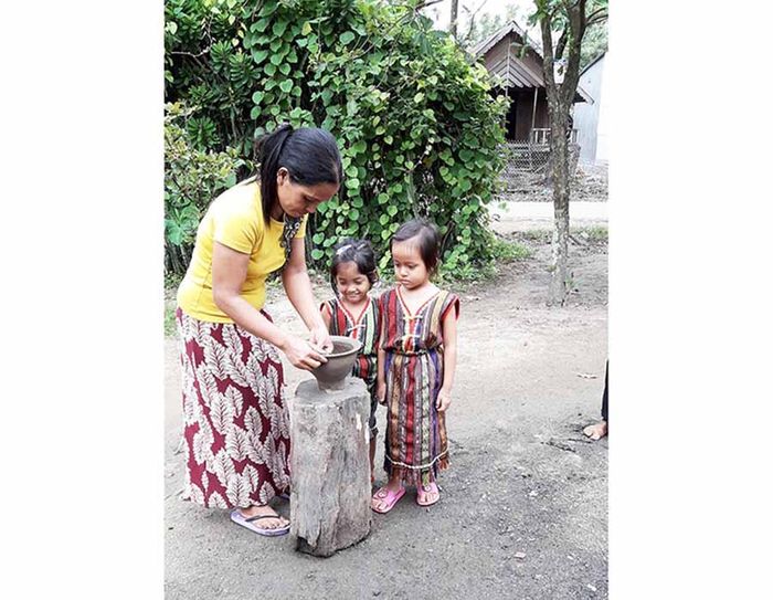 Mọi vật dụng thiết yếu của cuộc sống tự cung, tự cấp giữa rừng đều được làm ra từ bàn tay bà, mẹ và con gái. Ảnh: L.N.N.K