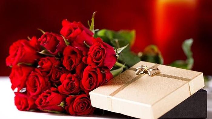 Combo hoa/ quà kèm rất cần kèm theo lời chúc tốt đẹp. Ảnh minh họa.