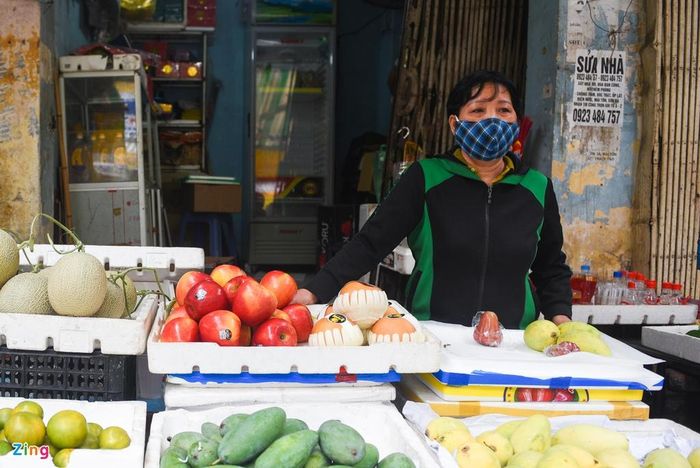  Đoàn xe cũng khử trùng toàn bộ phía ngoài của chợ Châu Long. Bà Nguyễn Thị Thủy, tiểu thương tại chợ, nói rất yên tâm khi có quân đội khử trùng với quy mô lớn như vậy. 