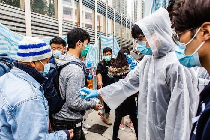  Trước sự bùng phát của dịch Covid-19, các ủy viên hội đồng và người dân Hong Kong đã thành lập nhiều trạm kiểm dịch tạm thời và rà soát toàn bộ hành khách đến từ Trung Quốc. Tại đây, các tình nguyện viên sẽ đo nhiệt độ của hành khách và xịt nước rửa tay cho toàn bộ người dân đi qua. 